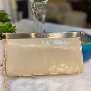 KENNETH COLE CREAM LEATHER WRISTLET!🤍